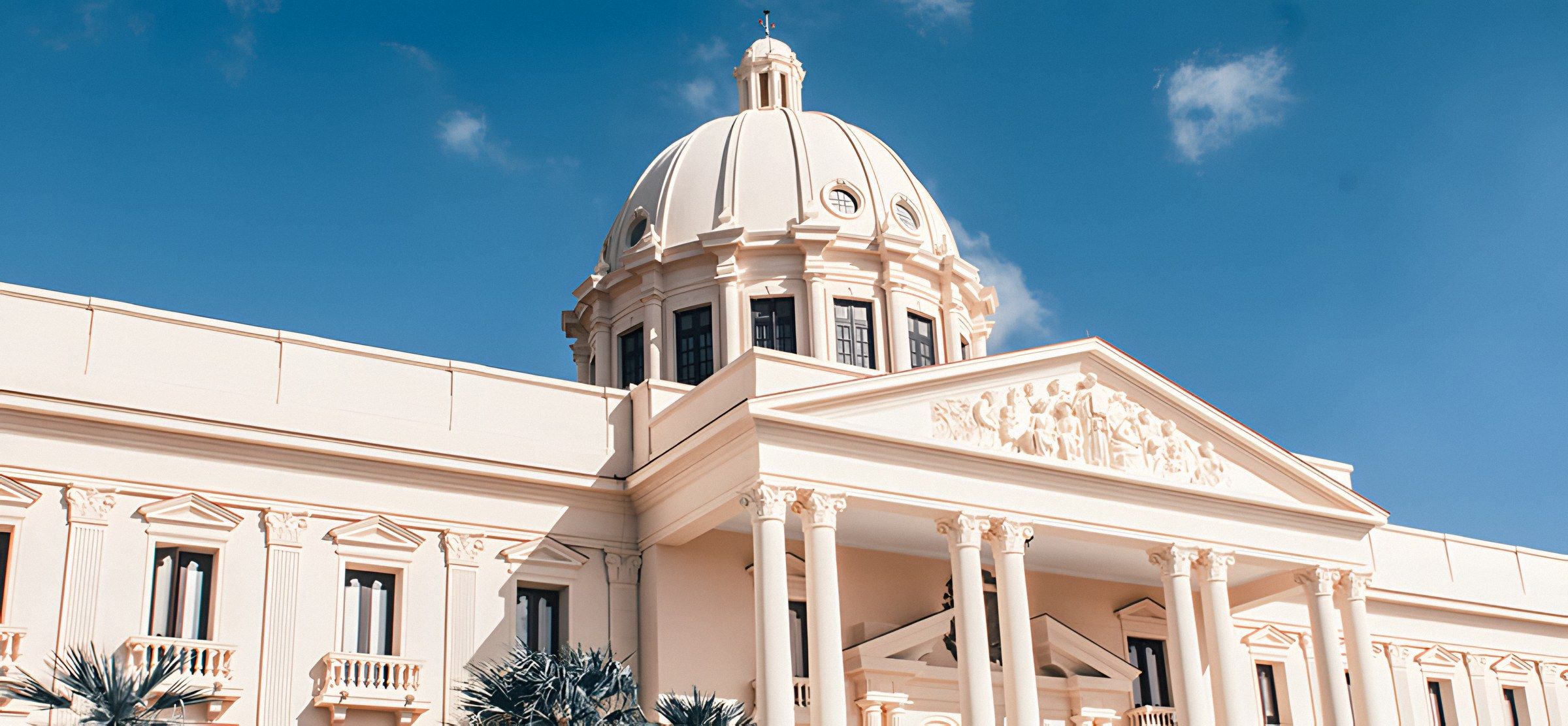 Fachada del Palacio Nacional bajo cielo azul